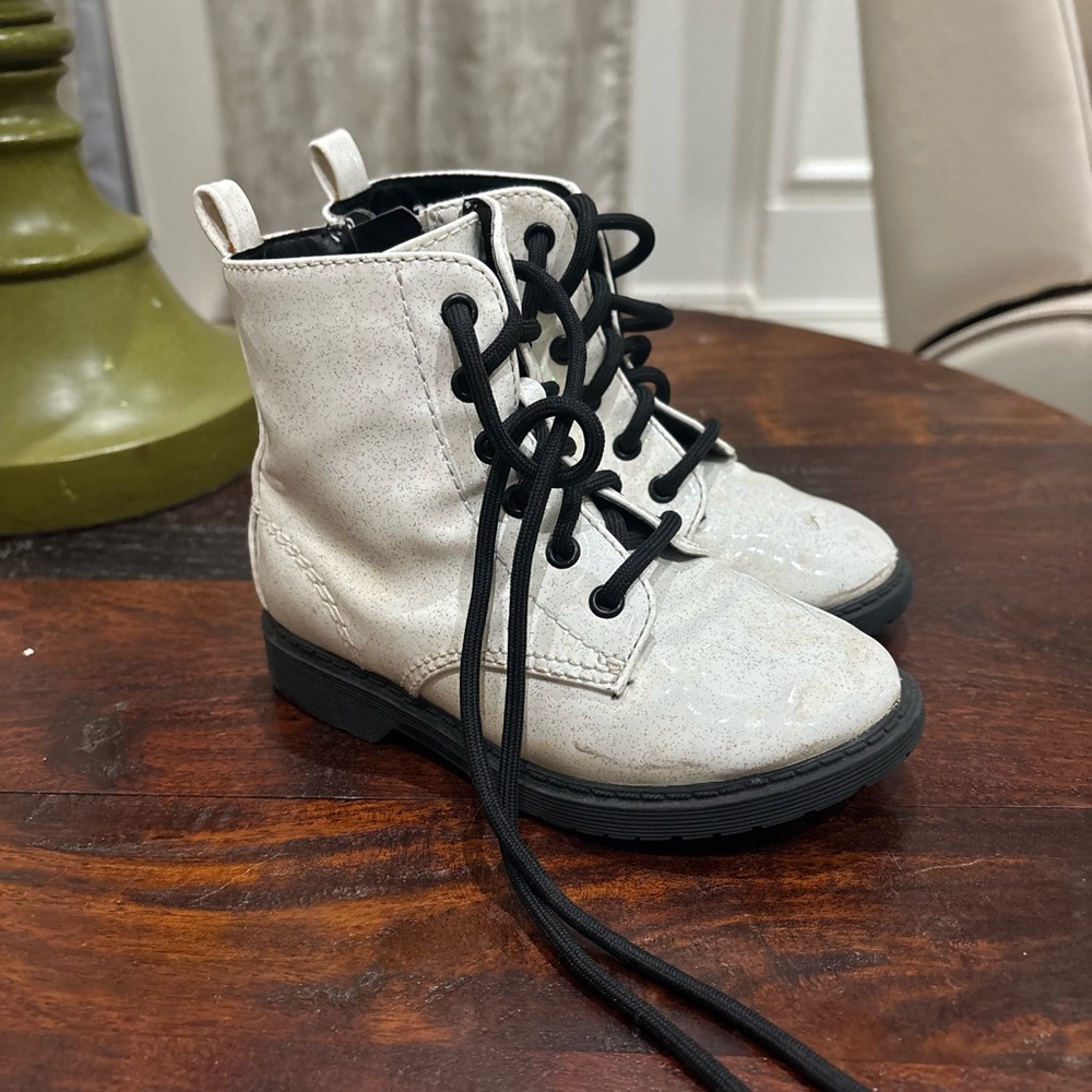 Kids White Lace-Up Boots size 8